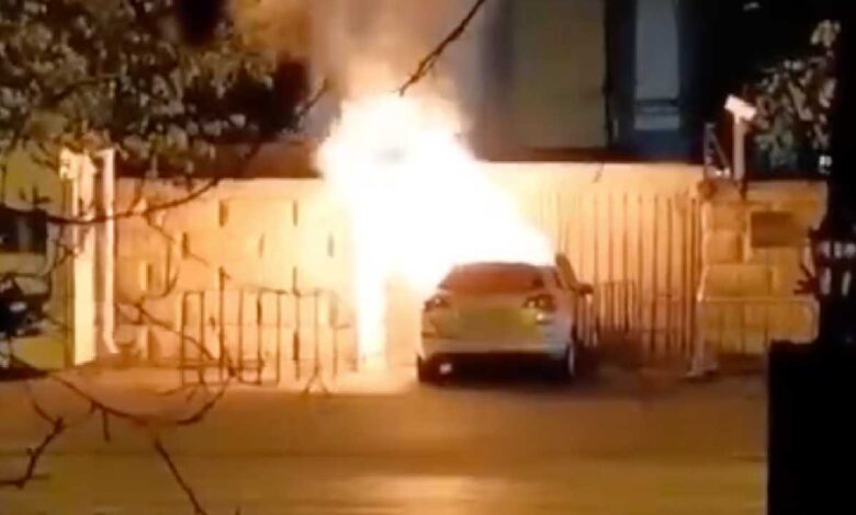 Video: Un conductor se prendió fuego y estrelló su coche contra la Embajada de Rusia en Rumanía