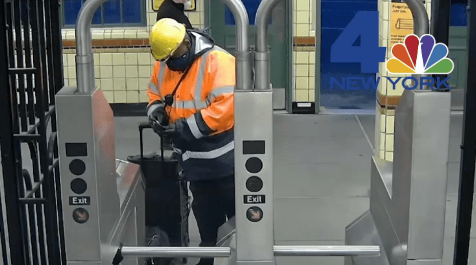 Video capta a sospechoso de tiroteo de Brooklyn entrando al metro