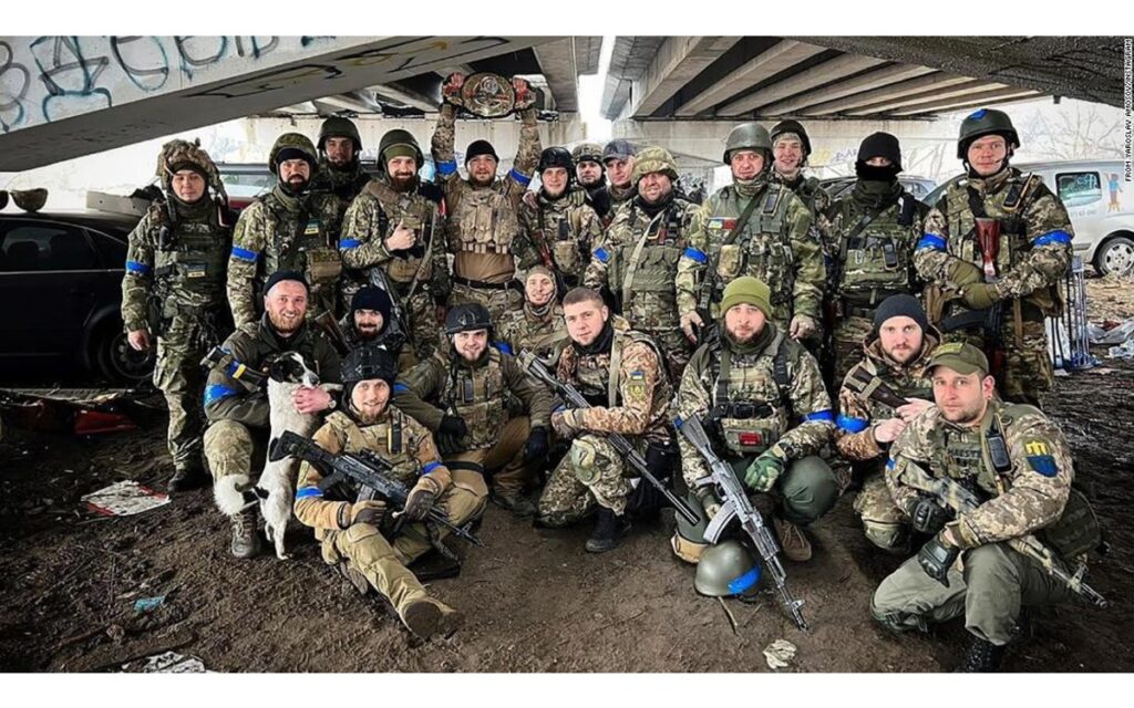 Yaroslav Amosov rescata su cinturón de campeón entre las ruinas de su casa bombardeada | Video