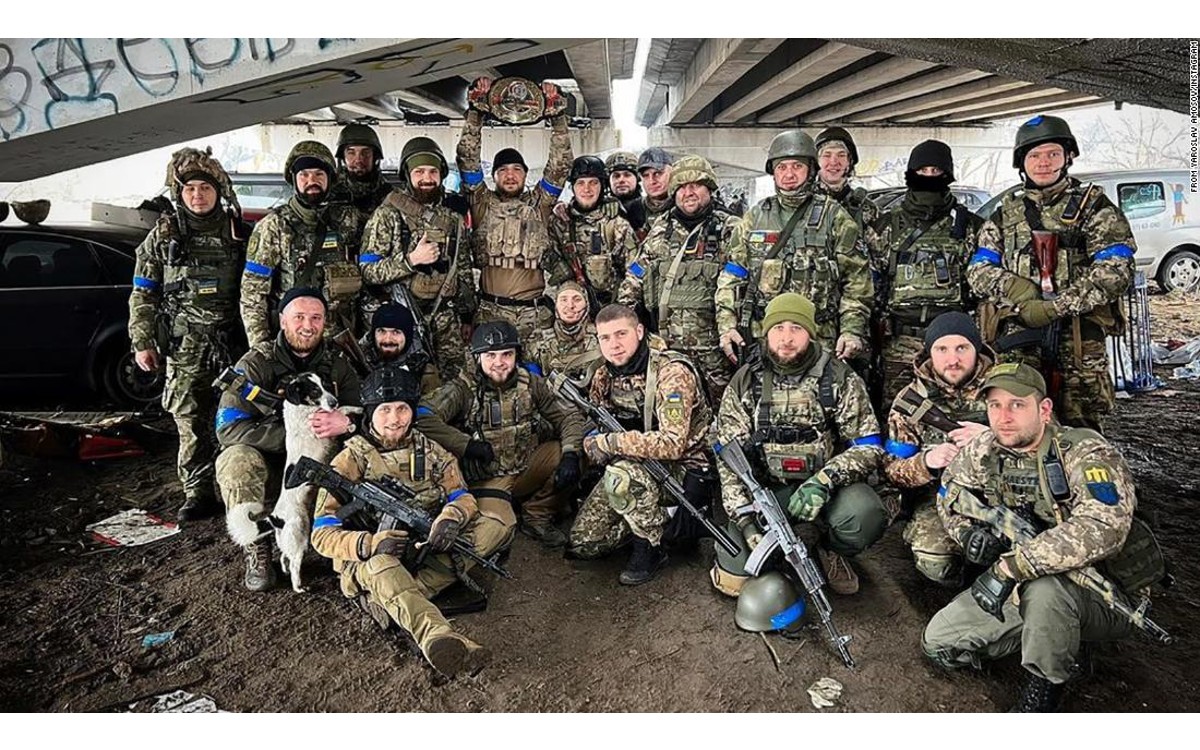 Yaroslav Amosov rescata su cinturón de campeón entre las ruinas de su casa bombardeada | Video