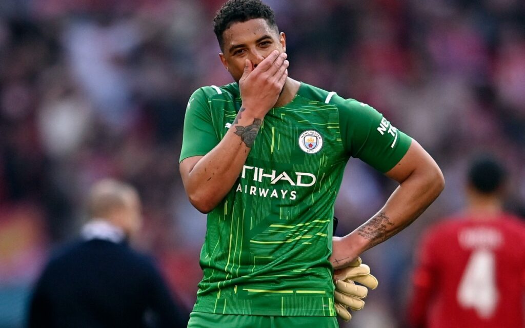 Zack Steffen comete el grosero error del día en Wembley | Video