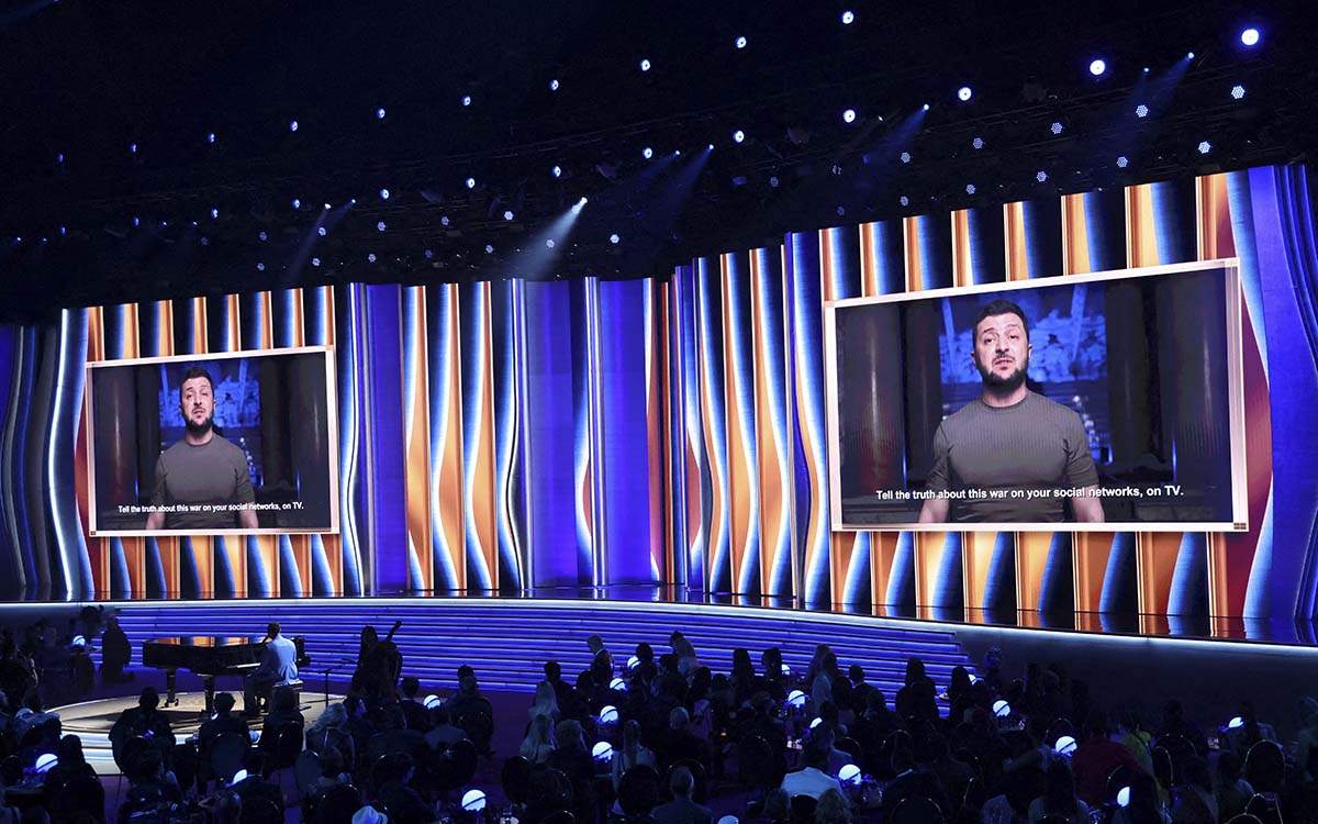 Zelenski en los Grammy: pide a los músicos que difundan la verdad sobre la guerra en Ucrania | Video