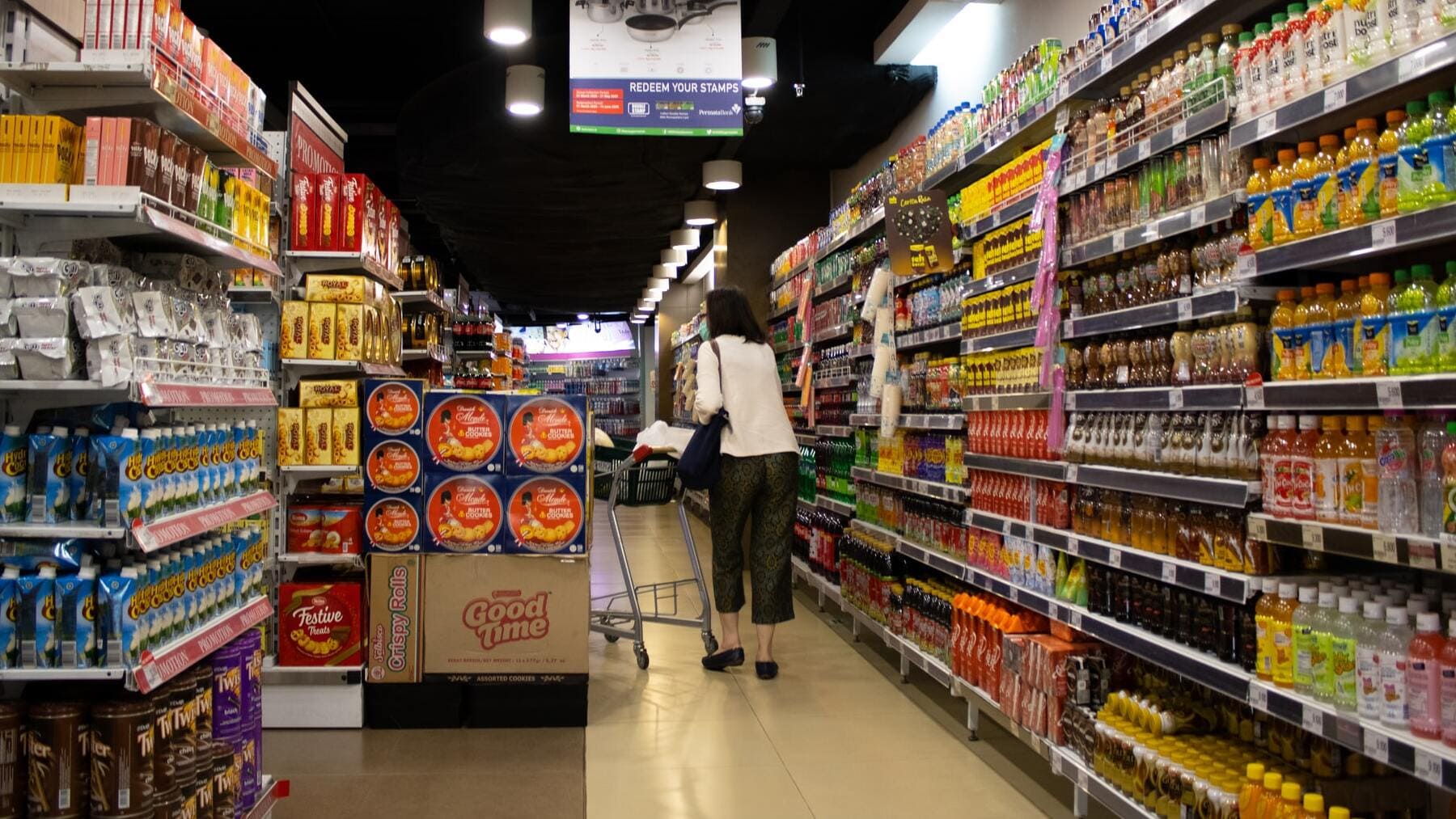 así puedes coger los productos con más fecha de caducidad de los supermercados