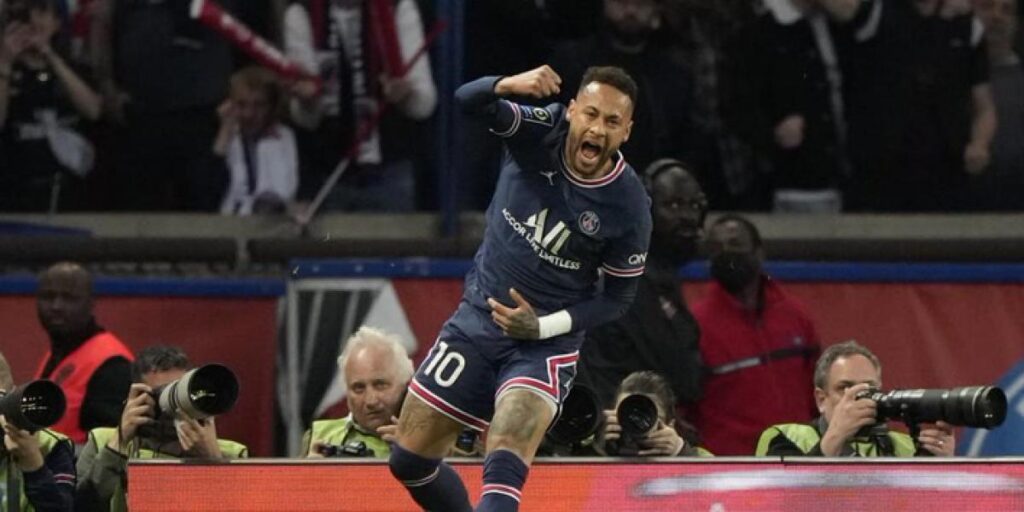 "Se van a cansar de pitar porque me quedan tres años de contrato"