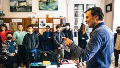 El alcalde de Châteaudun, Fabien Verdier, recibía este martes a un grupo de escolares en su despacho.