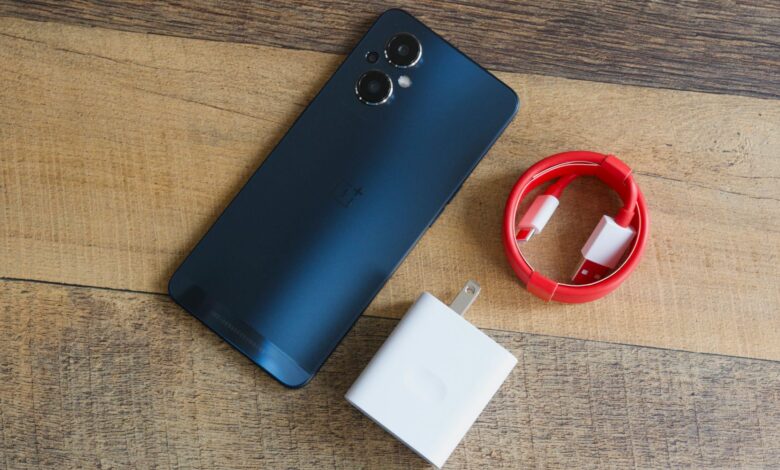 ¿El OnePlus Nord N20 5G viene con un cargador en la caja?
