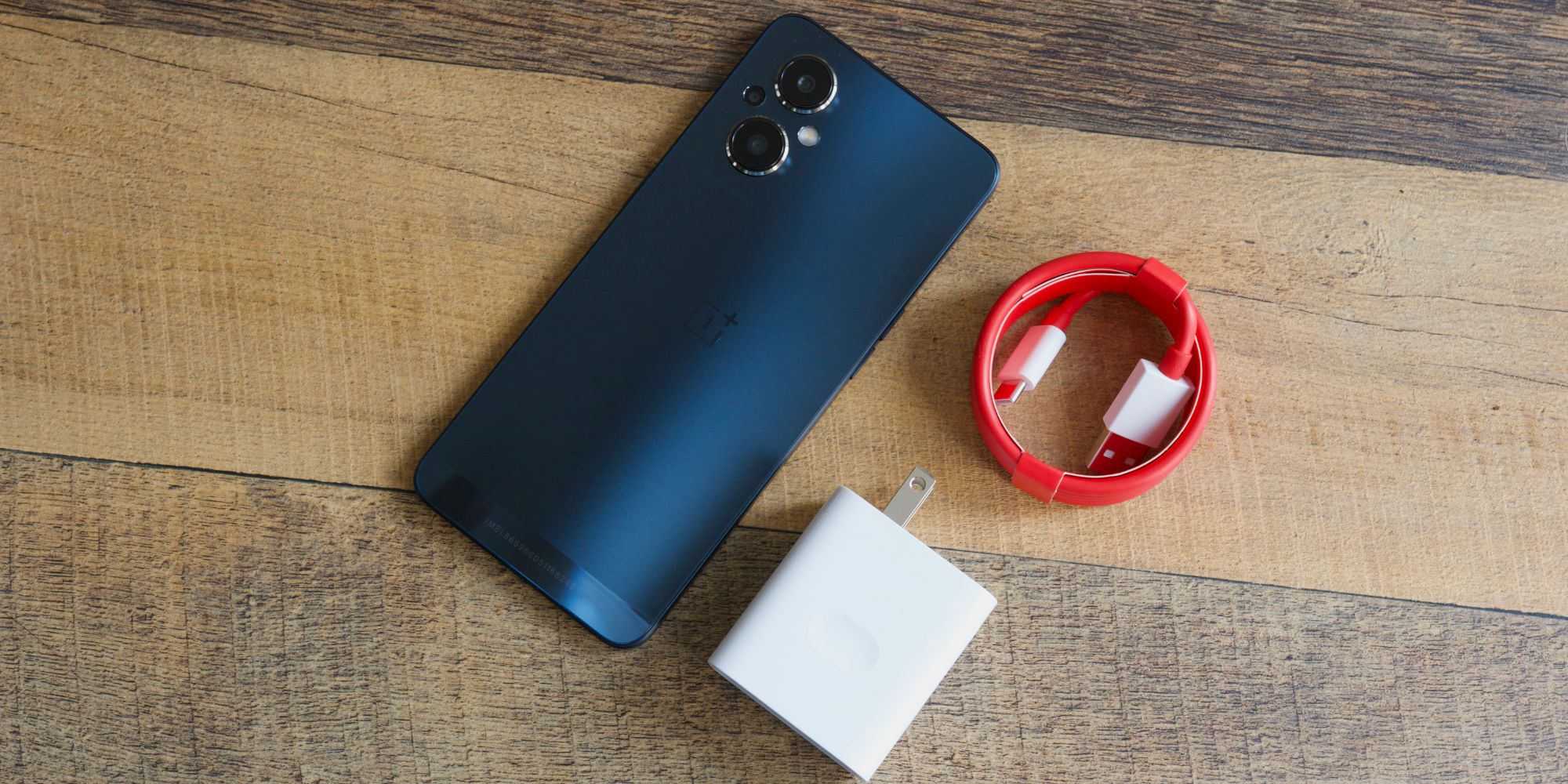 ¿El OnePlus Nord N20 5G viene con un cargador en la caja?