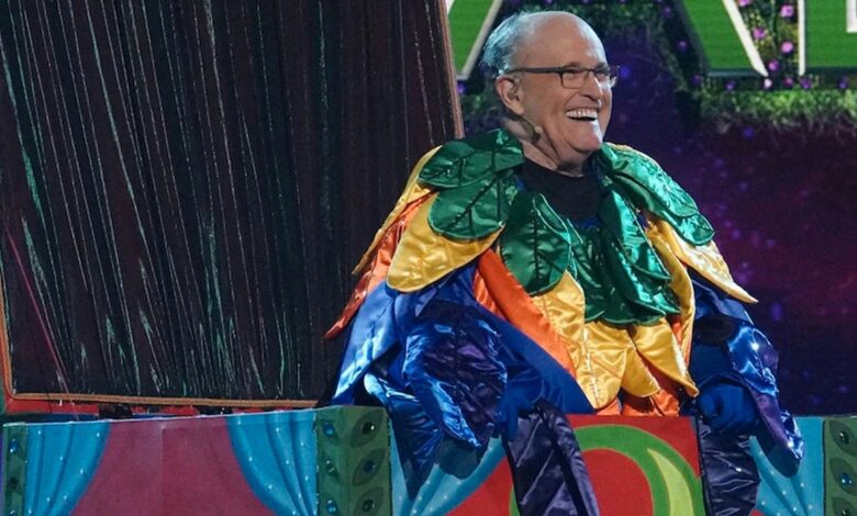 ¿Por qué el cantante enmascarado transmitió su horrible secuencia de Rudy Giuliani?