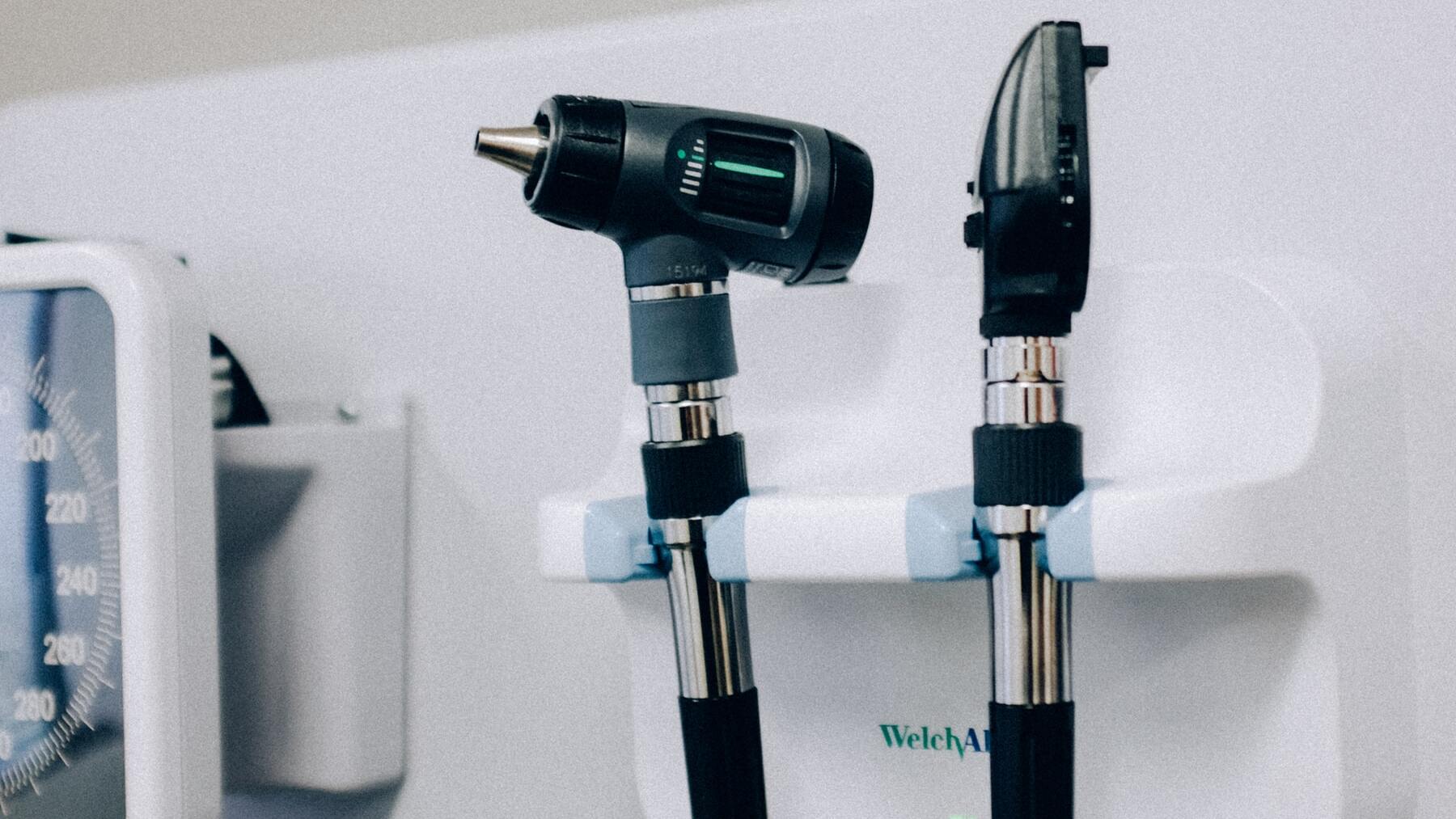 ¿Por qué me zumban los oídos y cómo se quita?