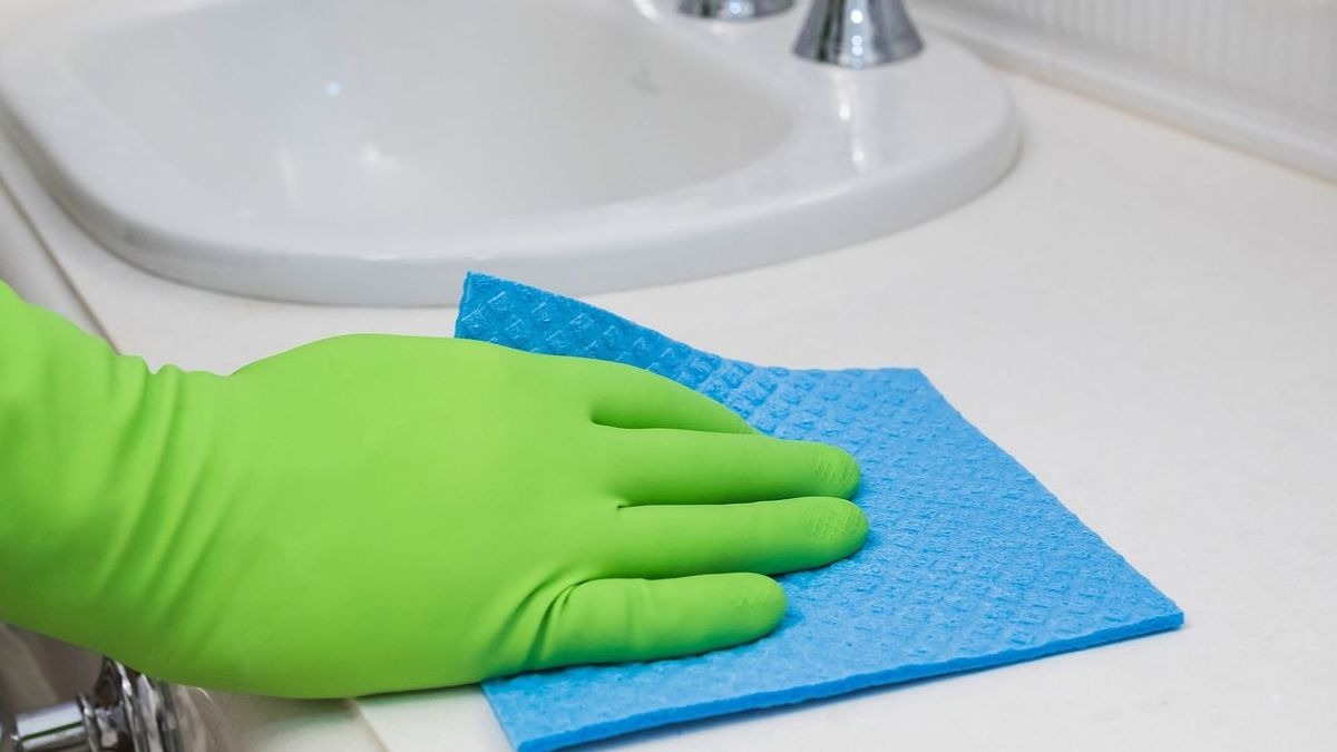 ¿Por qué no hay que mezclar la lejía con agua caliente?