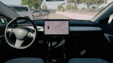 ¿Qué es la 'invocación inteligente' de Tesla y por qué debe tener cuidado al usarla?