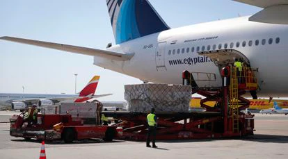 Trabajadores del aeropuerto Adolfo Suárez Madrid-Barajas recogían un cargamento sanitario adquirido por la Comunidad de Madrid, en mayo de 2020.