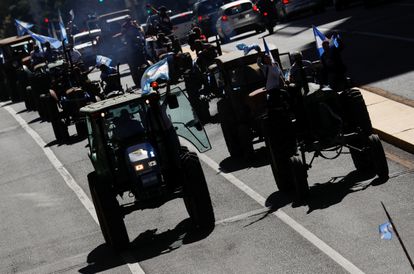 Cientos de agricultores protestaron en tractor en Buenos Aires, Argentina.