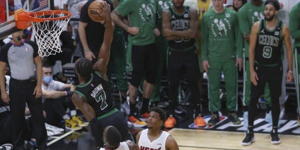 ¡Brutal! Jaylen Brown la hunde y Adebayo no quiere saber nada