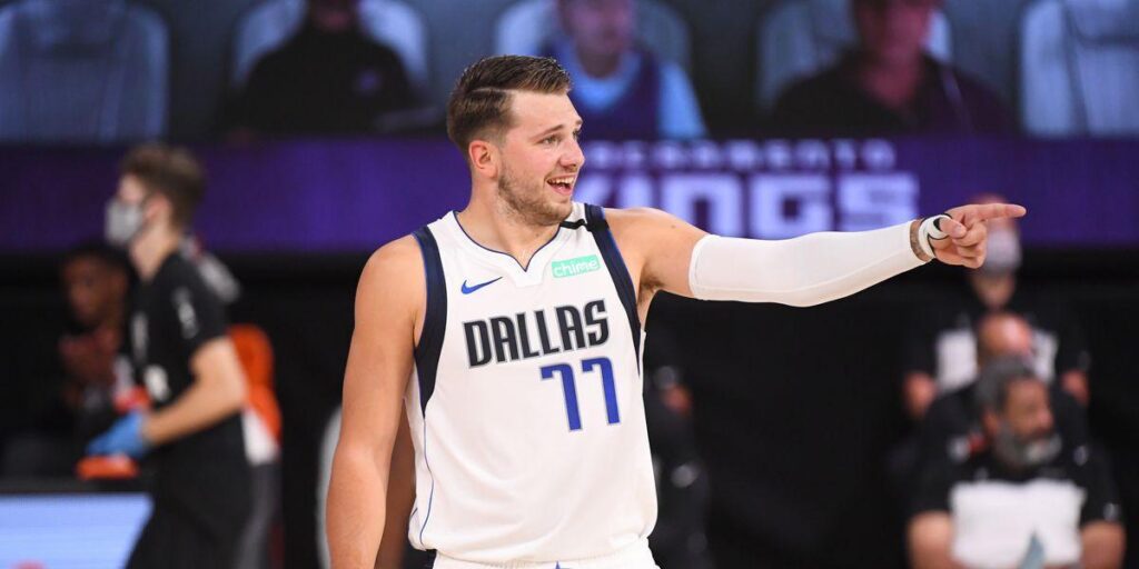 ¡Más vueltas que un tiovivo! Doncic sacó a bailar a Johnson con este canastón