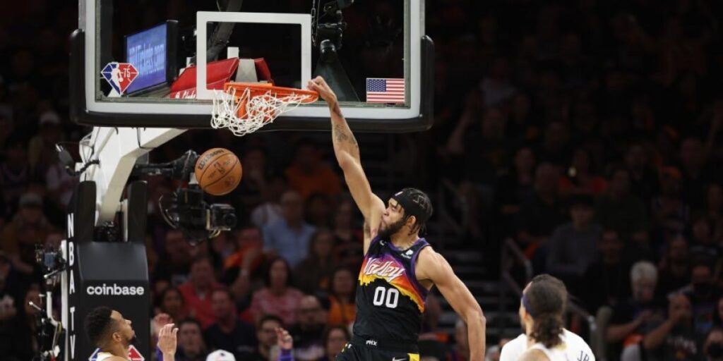 ¡McGee le roba la cartera a Doncic y la hunde al contraataque!