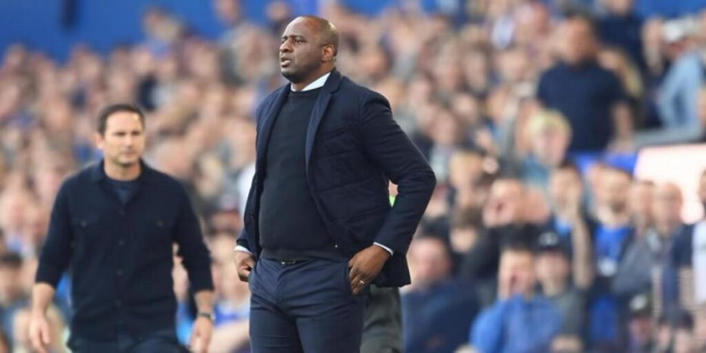 ¡Patrick Vieira tumba a un hincha del Everton!