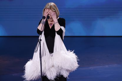 Carmen Maura, emocionada, agradece el Premio Platino de Honor.