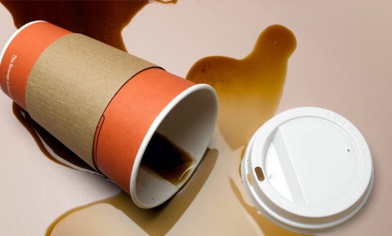 La física sorprendentemente complicada de llevar una taza de café, sin derramarla