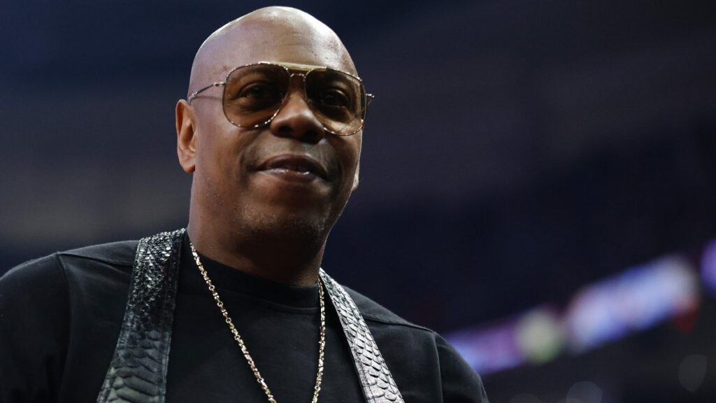 Hombre aborda a Dave Chappelle durante espectáculo del Festival de Los Ángeles