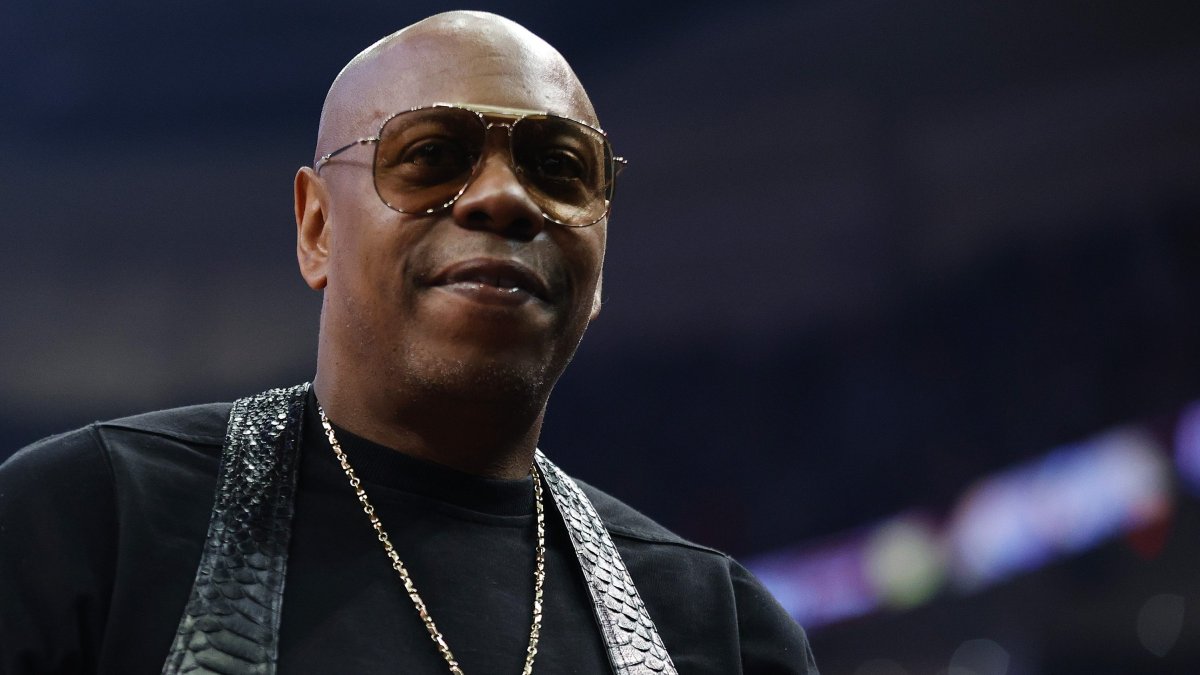 Hombre aborda a Dave Chappelle durante espectáculo del Festival de Los Ángeles