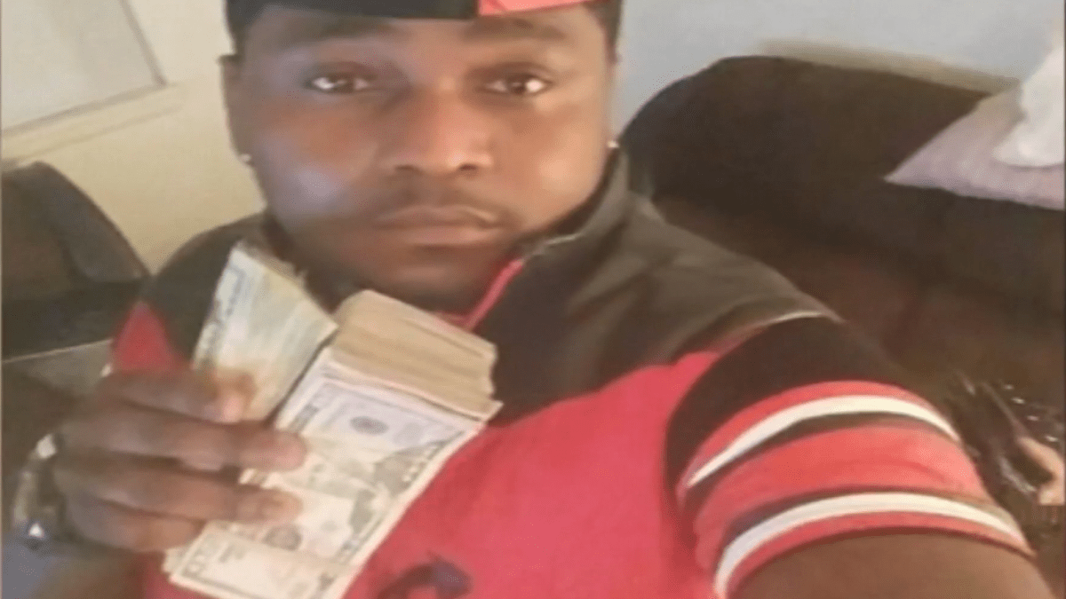 lo condenan por robar más de $1 millón