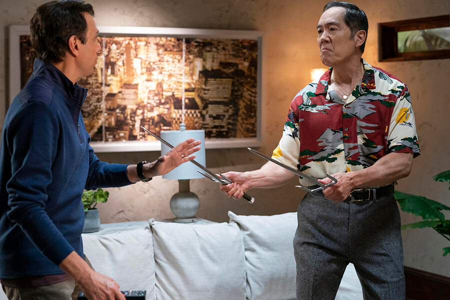 Cobra Kai L to R Ralph Macchio como Daniel LaRusso Yuji Okumoto como Chozen en Cobra Kai