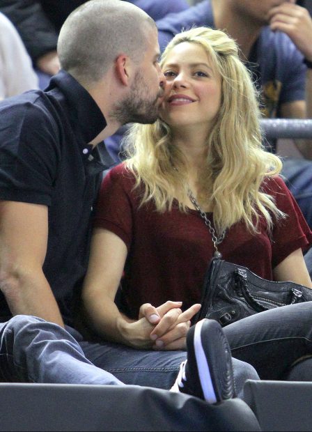 Gerard Piqué y Shakira viendo un partido / Gtres