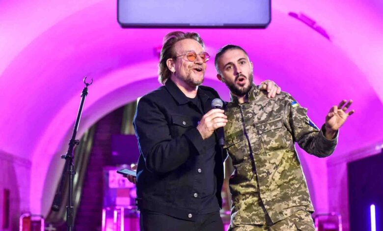 Bono da concierto en estación del metro de Kiev junto a cantante ucraniano que ahora sirve al ejército