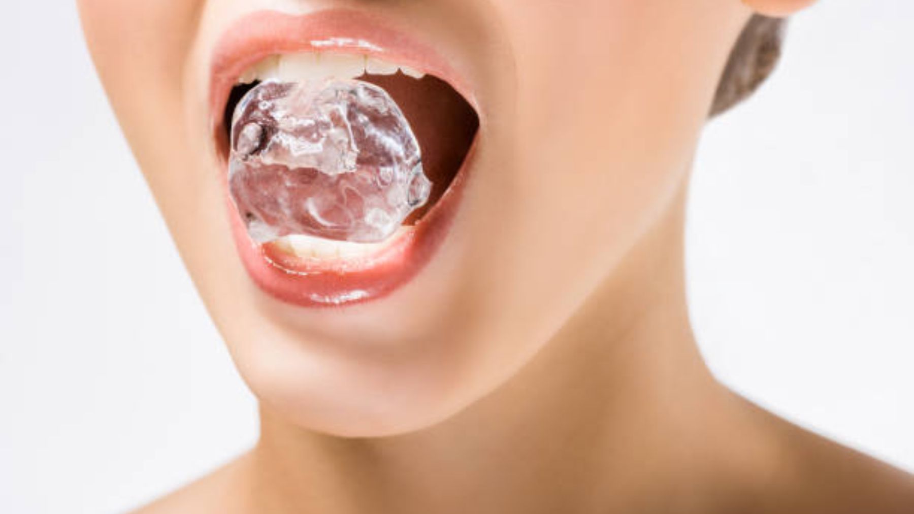 Se revela la horrible razón por la que no debes masticar hielo