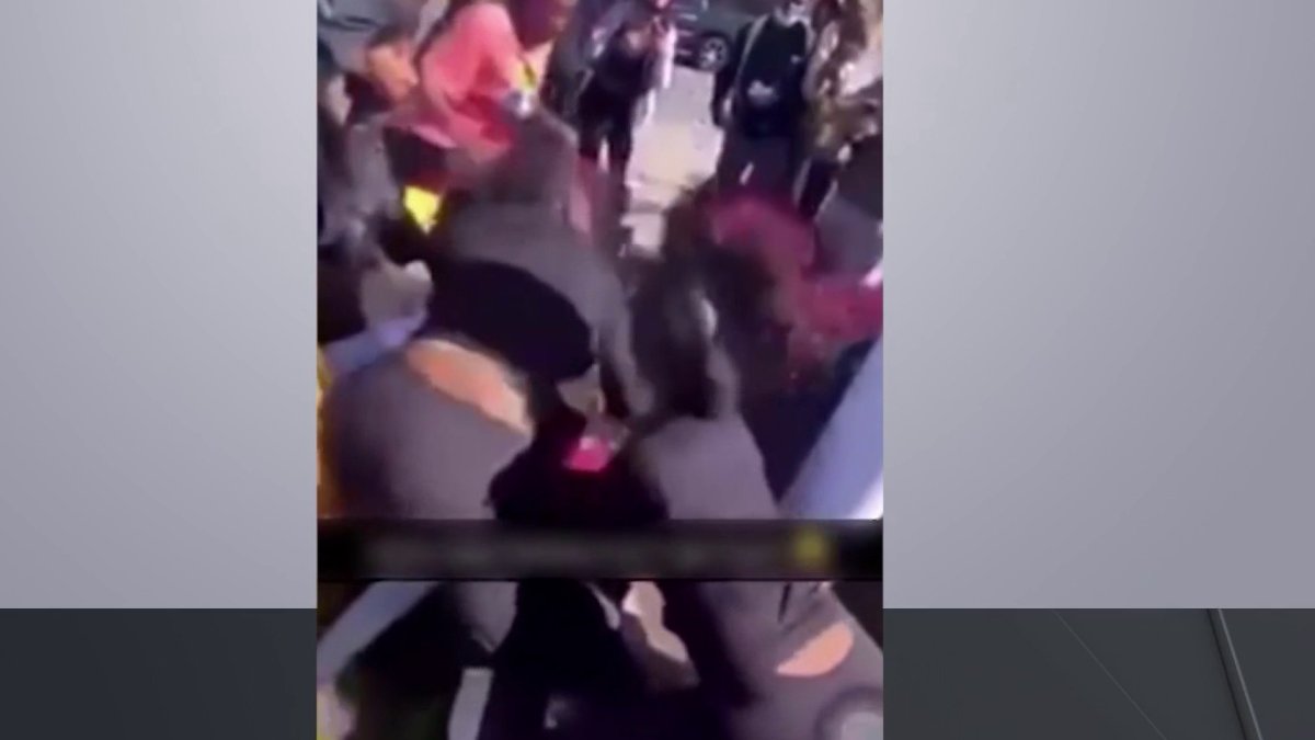 pandilla muele a golpes a adolescentes