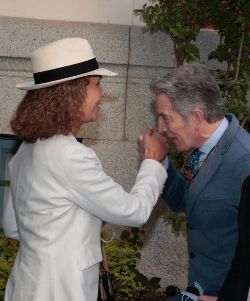 La infanta Elena y Alfonso Díez saludándose / Gtres