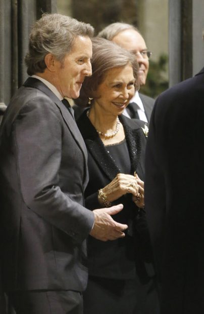 Doña Sofía y Alberto Díez en el funeral de la duquesa de Alba / Gtres