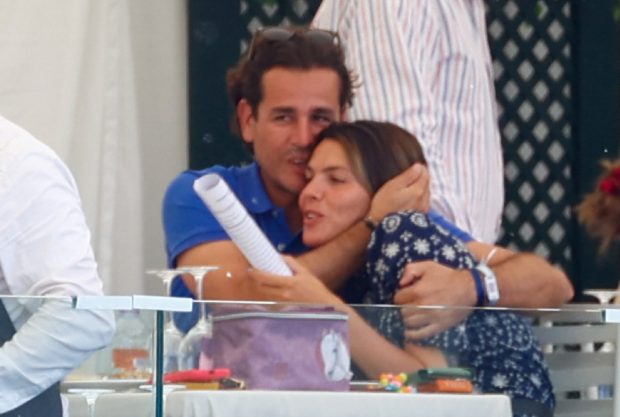 Laura Matamoros junto a un hombre en la hípica / Gtres