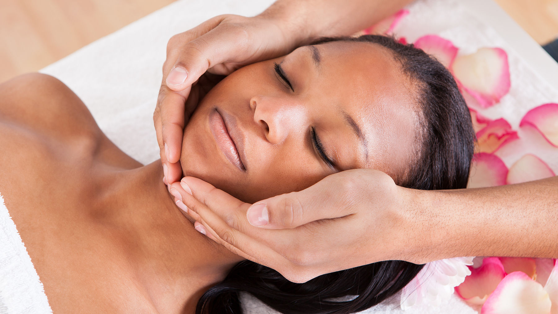 Descubre el ritual de automasaje capaz de mejorar tu piel en 7 días