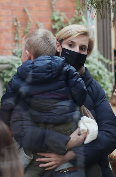 María Zurita con su hijo Carlos paseando por las calles de Madrid / Gtres