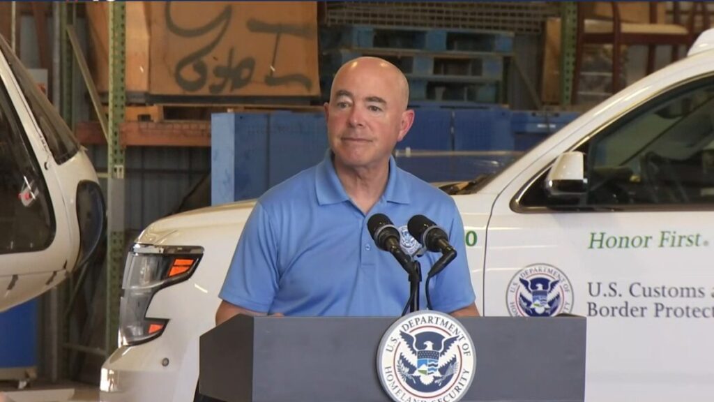 Secretario de Seguridad Nacional recorre la frontera en el Valle del Río Grande