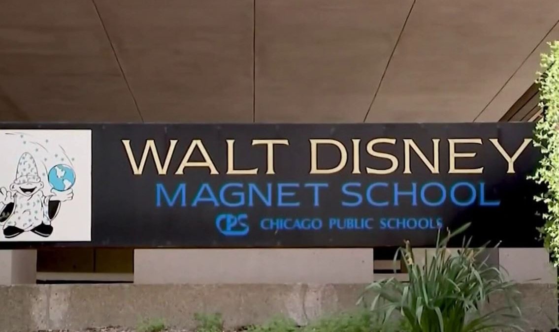 Acusan a madre de niño que llevó arma a escuela de Chicago