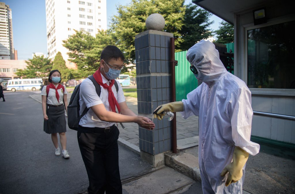 En Corea del Norte combaten el COVID-19 con té y anuncios