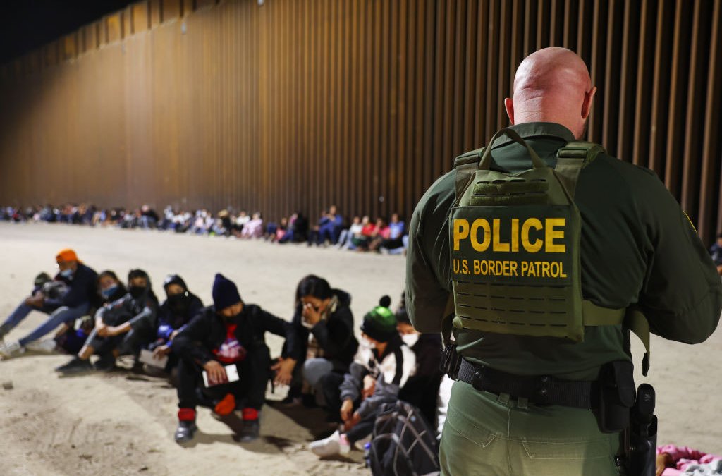 Título 42: lo que podría pasar con la polémica política migratoria tras el fallo del juez