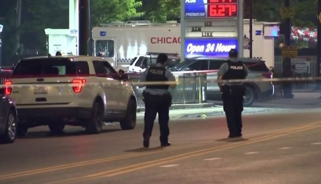 Policía dispara y hiere a menor de 13 años tras el robo de un auto en Oak Park