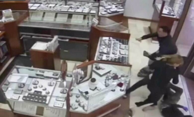 empleados de un joyería se defienden y pelean a golpes contra un grupo de asaltantes