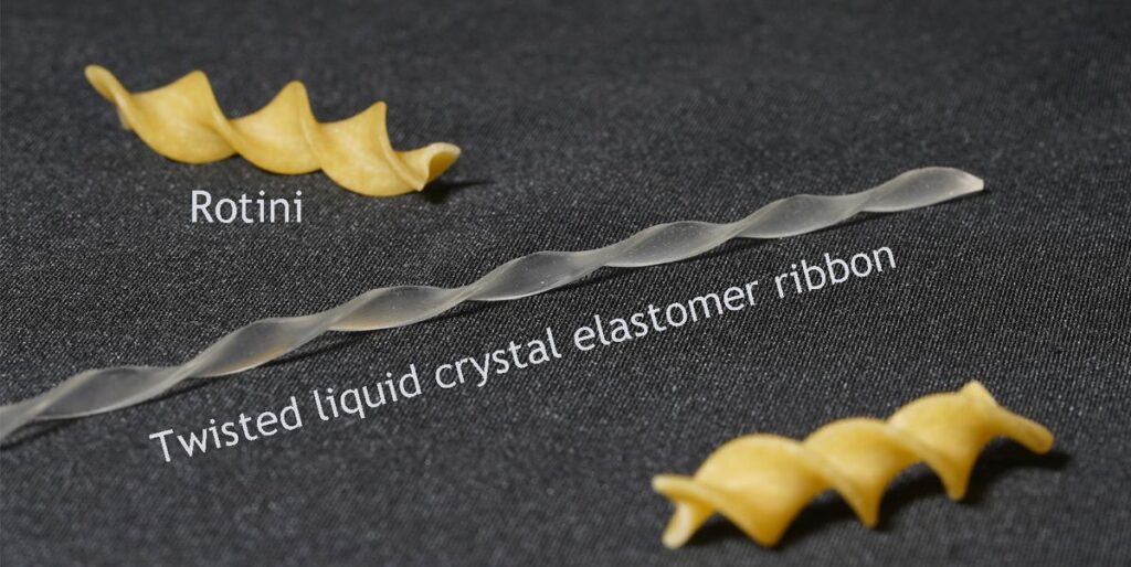 Mira este robot con forma de pasta girar a través de un laberinto