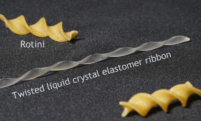 Mira este robot con forma de pasta girar a través de un laberinto