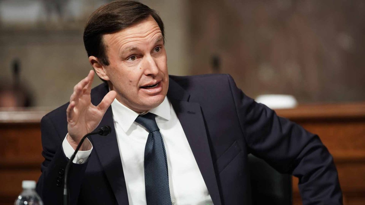 “Tal cantidad de tiroteos en escuelas solo ocurre en EEUU”, senador demócrata