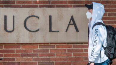 UCLA restablece uso de mascarillas tras aumento de casos de COVID-19