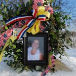 En el campus de la Universidad del Norte de Illinois en DeKalb, Illinois, el 15 de febrero de 2008, se ve un monumento improvisado con un retrato de la víctima del tiroteo, Julianna Gehant, de 32 años.