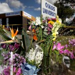 Un monumento frente a la Universidad Oikos sigue creciendo en Oakland, California, el miércoles 4 de abril de 2012, donde siete personas fueron asesinadas