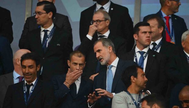 El Rey Felipe VI viendo el partido de la Champions / Gtres