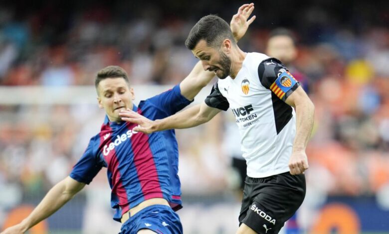 A Gayà le caen dos partidos por su expulsión ante el Levante